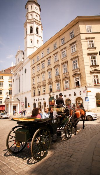 Riding a traditional horse-drawn carriage in the old town © WienTourismus - Peter Rigaud