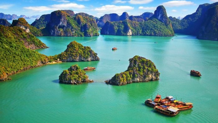     Charming relaxation in Halong Bay