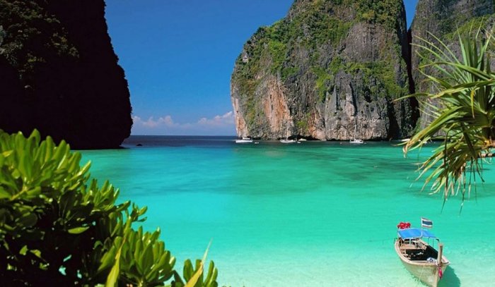 Phi Phi Islands is a small archipelago of islands located between Phuket Island and the western coast of the Andaman Sea