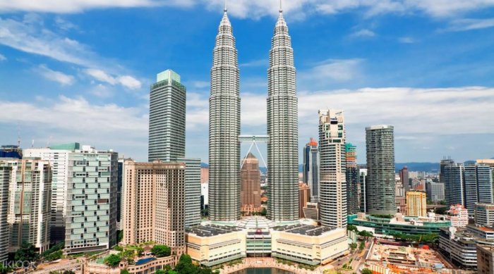 The Petronas Twin Towers are definitely one of the most famous landmarks of Kuala Lumpur