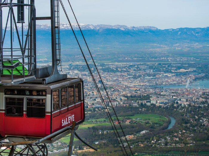 Charming scenes with the Geneva cable car