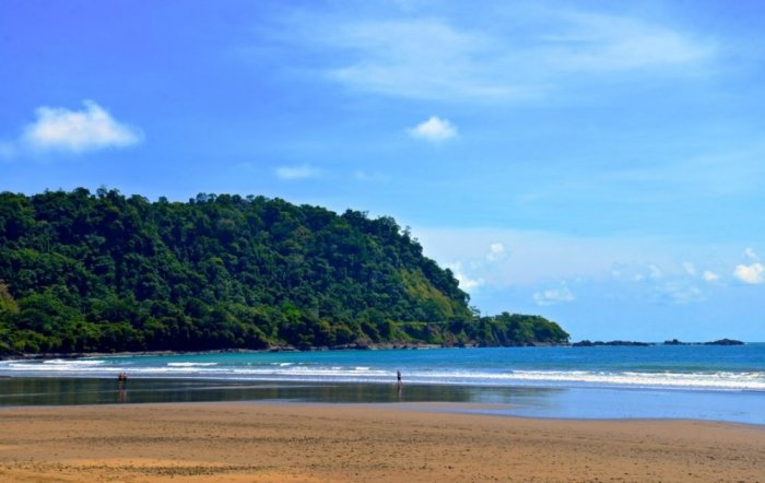     The town of Playa Jaco is a popular beach destination and great tourist resort.