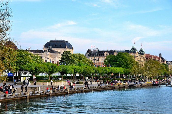 Great views of Lake Zurich picnic