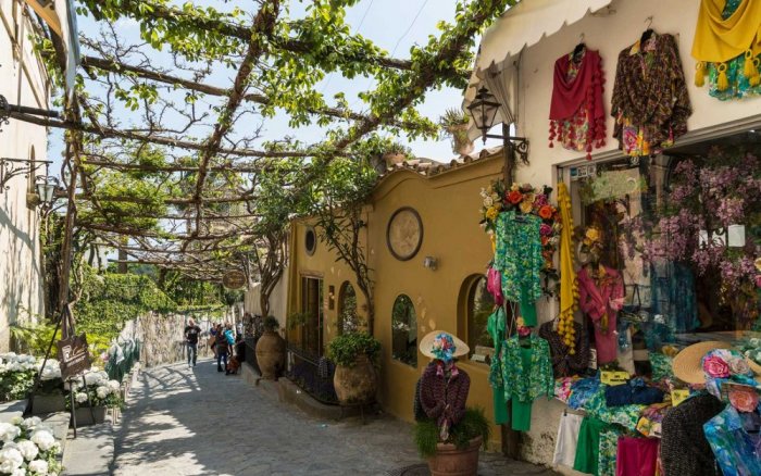     Traditional shops in Positano
