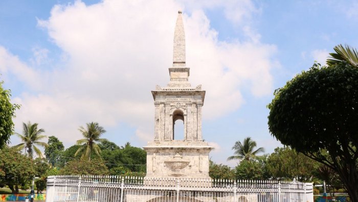     The famous Mactan Shrine is located inside the beautiful Mactan Park in Cebu Province
