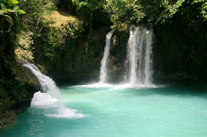 The famous Kawasan Waterfall has three levels