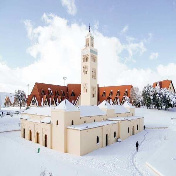 Ifrane in Morocco is the bride of the Atlas Mountains, which wears a white dress in winter.
