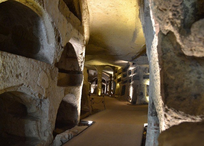 Inside the San Gennaro catacombs