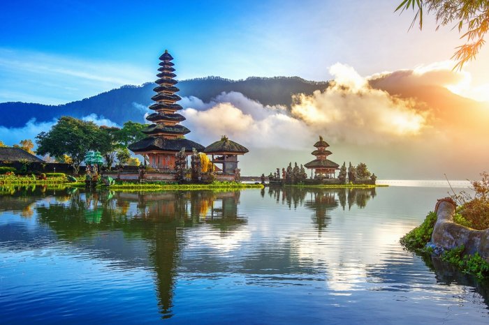     Lake Piratan, located near the beautiful mountain town of Bedegul in Bali, is one of three mountain lakes in Bali