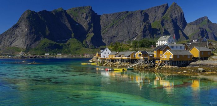 Skrisuya Island is a beautiful little island located just north of the town of Arain and west of the Hamnoy Bridge