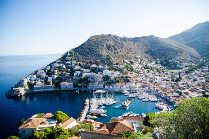 Recreation and elegance in Hydra