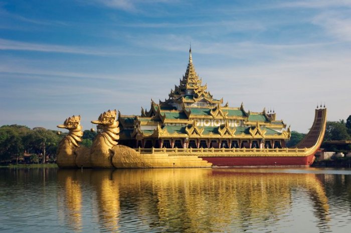 A scene of tourism in Yangon