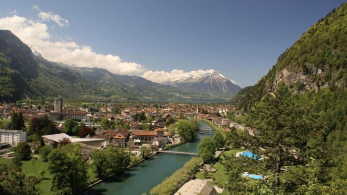 Interlaken Interlaken is distinguished by its location between two lakes, Lake Thun and Lake Brienz.