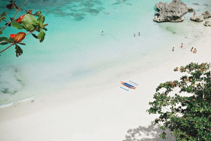 Honeymoon in Boracay, Philippines: azure beaches and lush greenery simultaneously