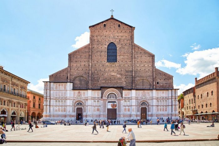 The beauty of the historic squares in Bologna