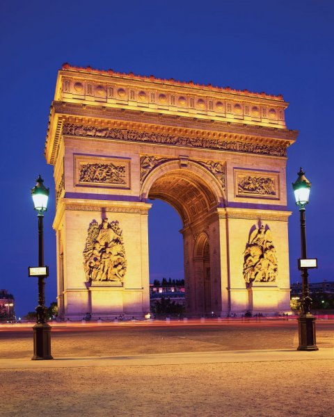     In front of the Arc de Triomphe, a dazzling light show with colored lights will start at 1150 pm