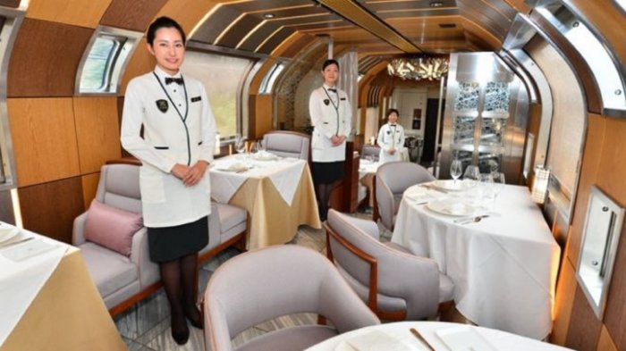 The restaurant lounge is on the train