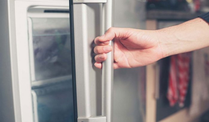 Keep foods in the refrigerator in hot aldo