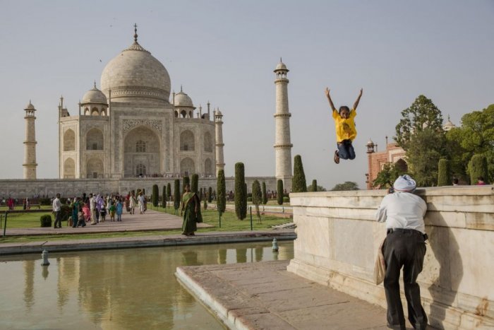     Take pictures of the Taj Mahal from the Yamna River