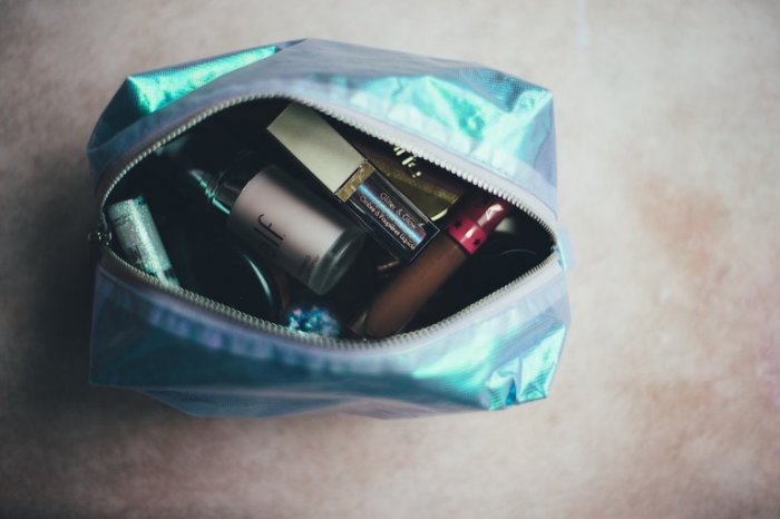 Make sure that the liquids you carry are filled in the right containers and packed in your bags properly