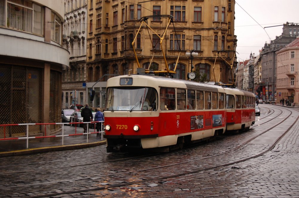 Avoid eating or drinking in restaurants in the central Prague area