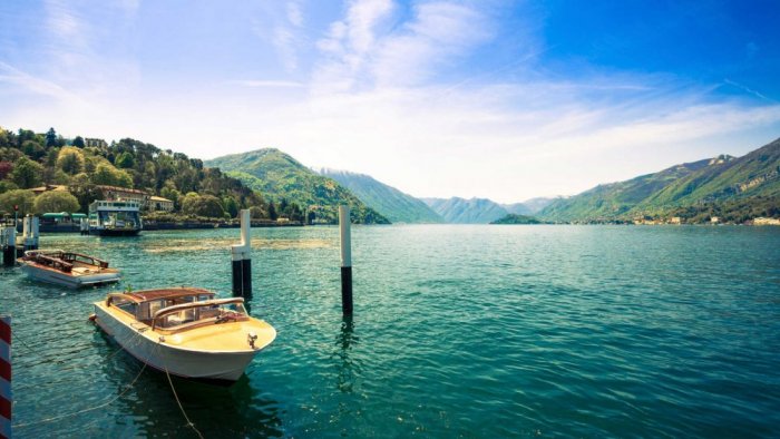 Use of boats, water ferries and buses to navigate the Lake Como region