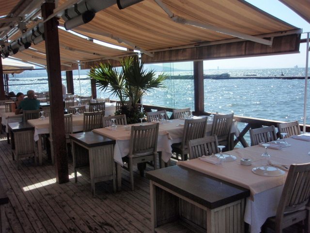 Restaurants by the sea in Izmir