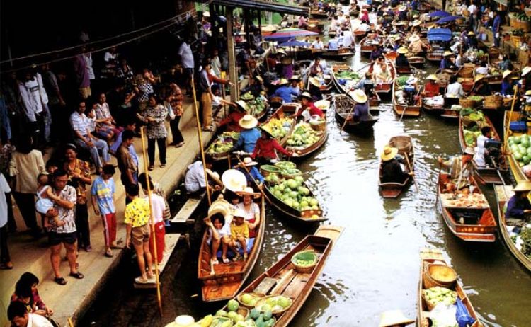 The floating market in Pattaya is one of the most popular Pattaya markets