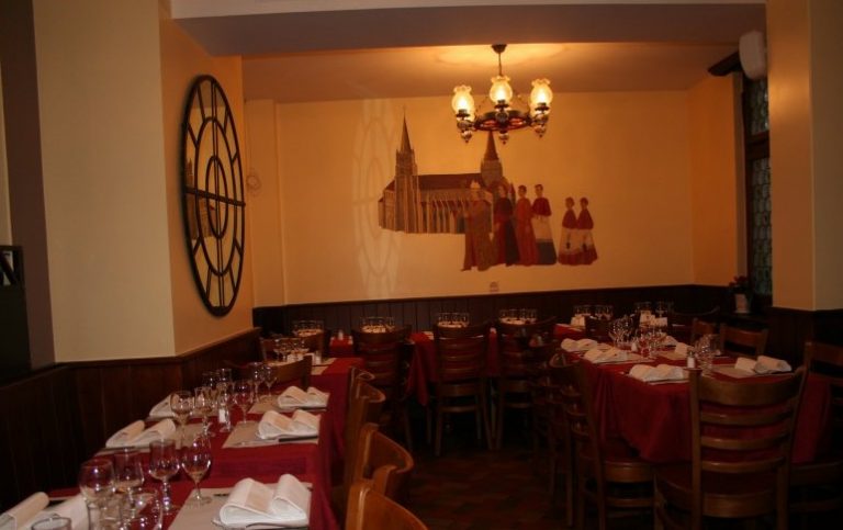 The restaurant de Cafe de la France is one of Lausan's favorite restaurants