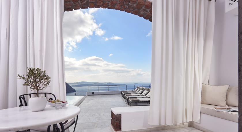 Best Santorini honeymoon hotel
