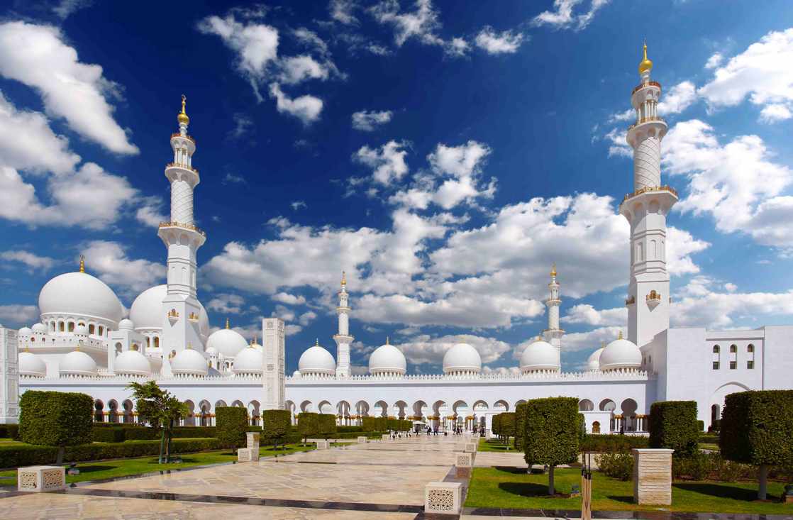 Sheikh Zayed Mosque is one of the largest mosques in the Emirates, and one of the most important landmarks of Abu Dhabi 