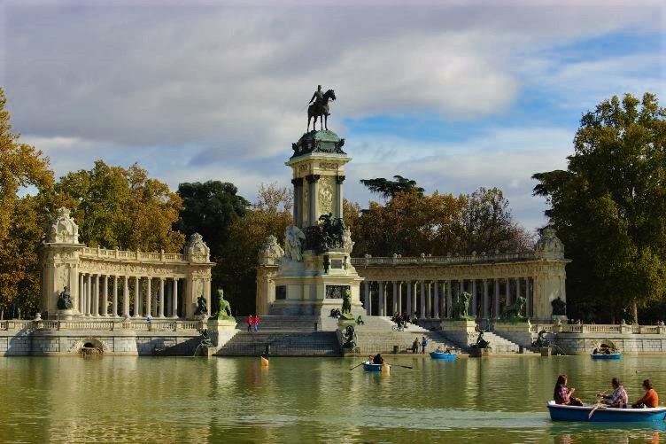 Retiro Park is one of the most beautiful tourist sites in Madrid