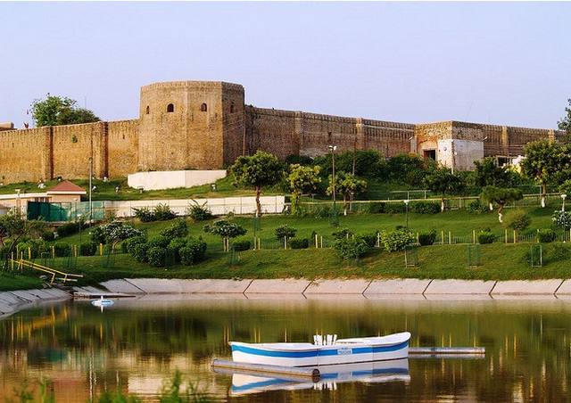 Bahu Fortress is one of the best tourist places in Kashmir 