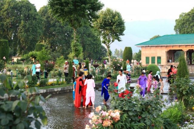Shalimar Bagh Park is one of the best tourist places in Kashmir