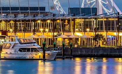 A cruise near the Wheel of Melbourne Star