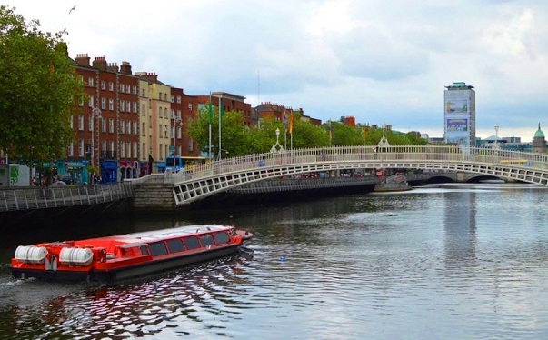Boat trip at Happyny Bridge in Dublin