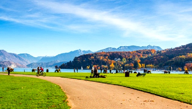 Lover's Bridge is one of the most beautiful tourist sites in Annecy