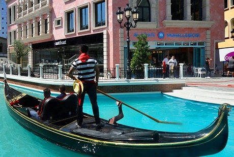 Boat tour of the Venice Mega Mall in Istanbul