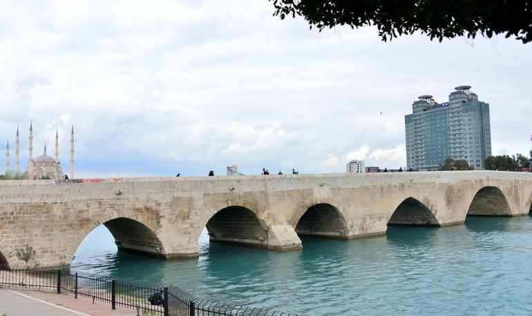 The stone bridge in Adana is one of the most important tourist places in the city of Adana