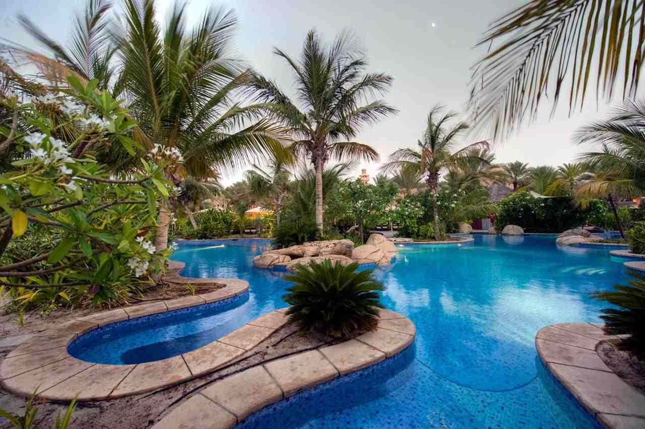 Jumeirah Beach Hotel Dubai has an impressive outdoor pool