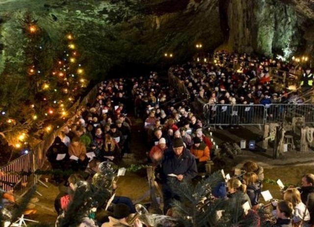 Summit Cave is one of the most beautiful tourist places in England, Sheffield
