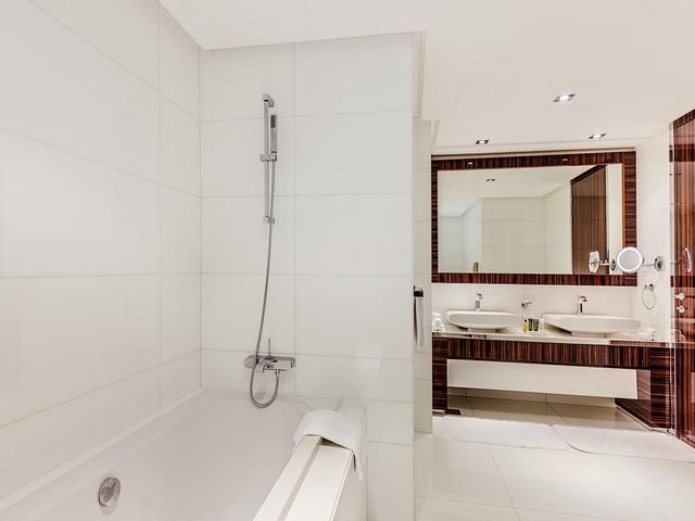 Private bathrooms are provided with the Hilton Dubai The Walk, with free toiletries