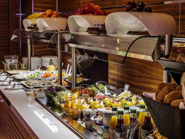 The dining experience at the Hilton Walk is Dubai