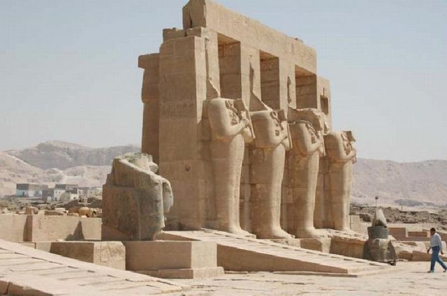     Memnon Statue of Luxor