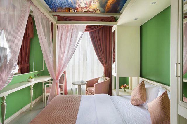 Bur Dubai hotels include 3-star sophisticated rooms
