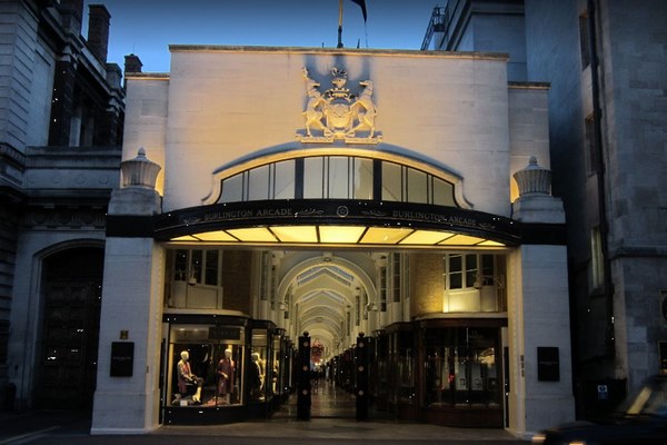 1581358762 754 The 5 most famous London malls are recommended to visit - The 5 most famous London malls are recommended to visit
