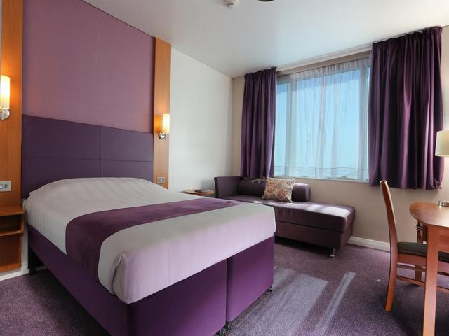 The rooms of the Premier Hotel Dubai Airport are spacious and clean