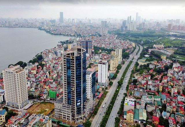 Where is Hanoi and the distance between it and the most important cities in Vietnam