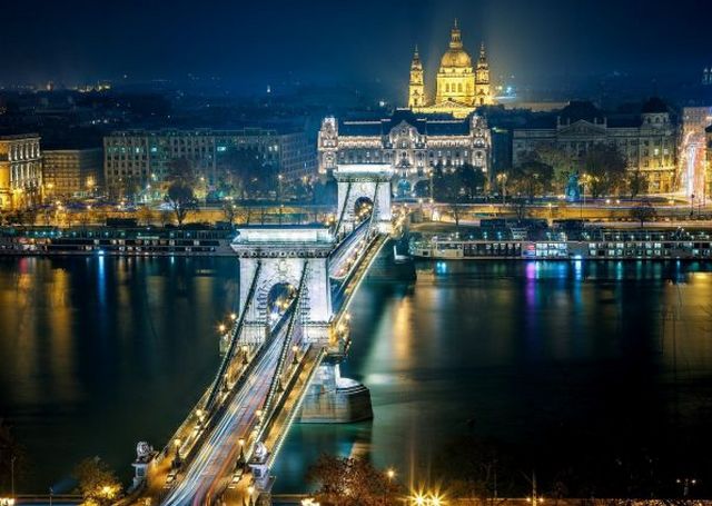 Where is Hungary located and the distances between tourist cities in Hungary?