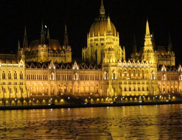 Where is Budapest located and the distance between it and the most important cities of Hungary